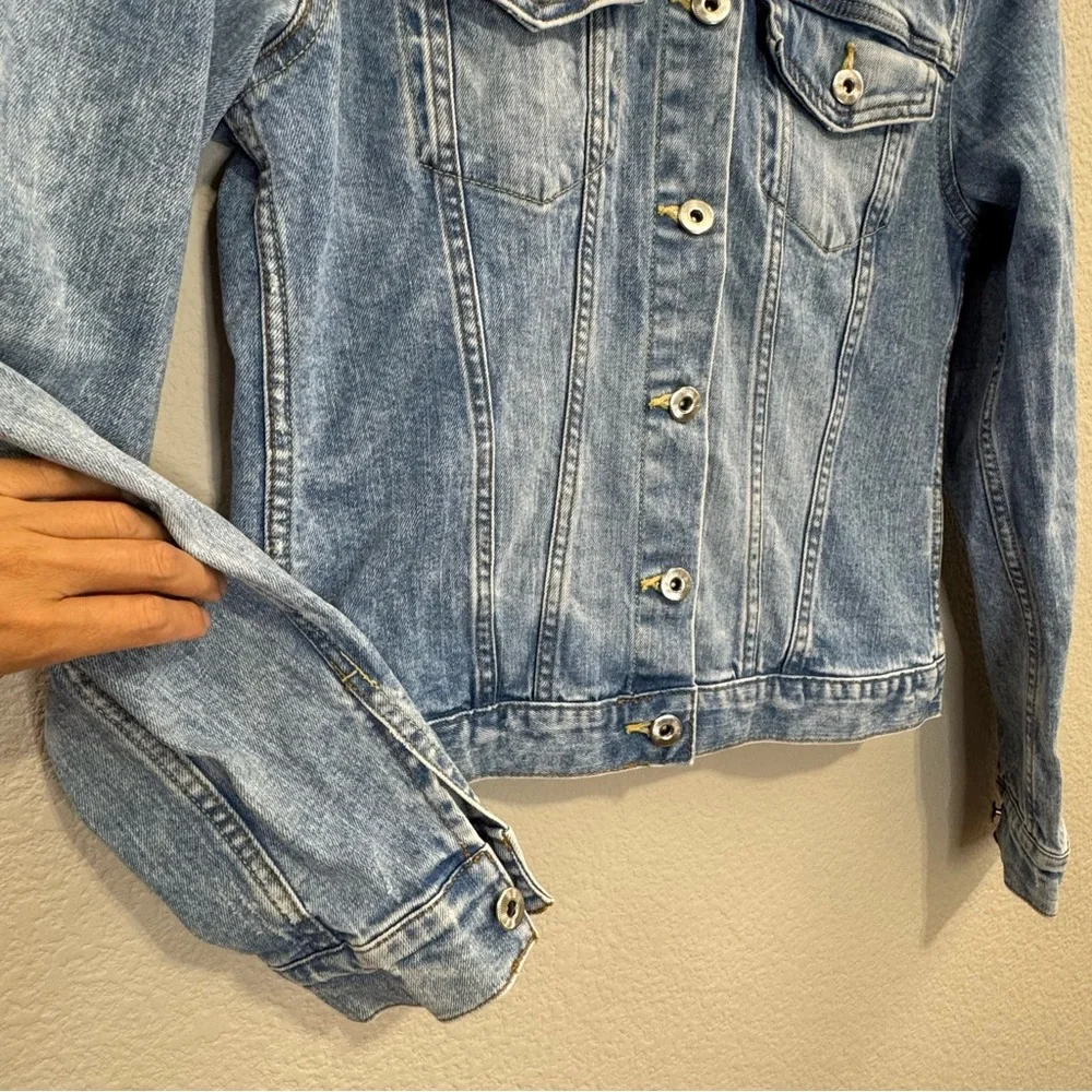 3/$20 H&M L.O.G.G. Classic Light Wash Denim Jacket Women’s Size 8 - Picture 8 of 14